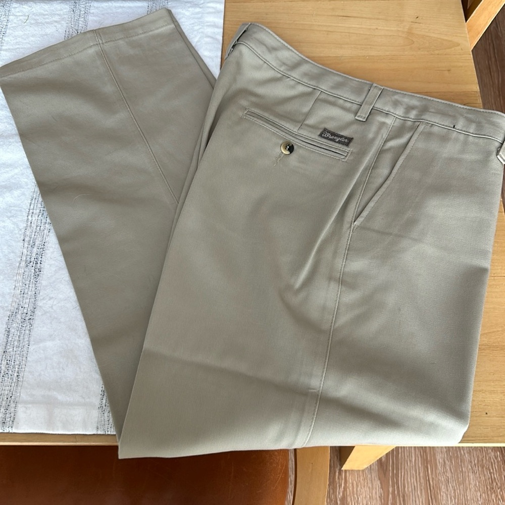 Men’s wrangler khaki slacks